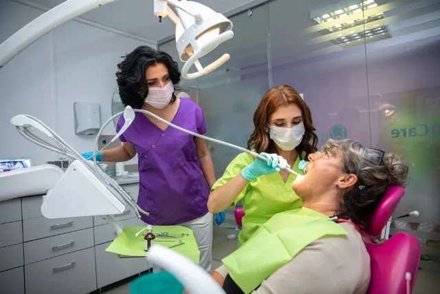 Servicii stomatologice complete - aparat dentar, implanturi, albire dentară București – fotografia 1 din 5