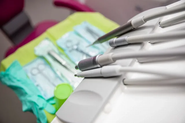 Servicii stomatologice complete - aparat dentar, implanturi, albire dentară București – fotografia 2 din 5