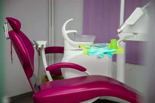 Servicii stomatologice complete - aparat dentar, implanturi, albire dentară București – fotografia 3 din 5