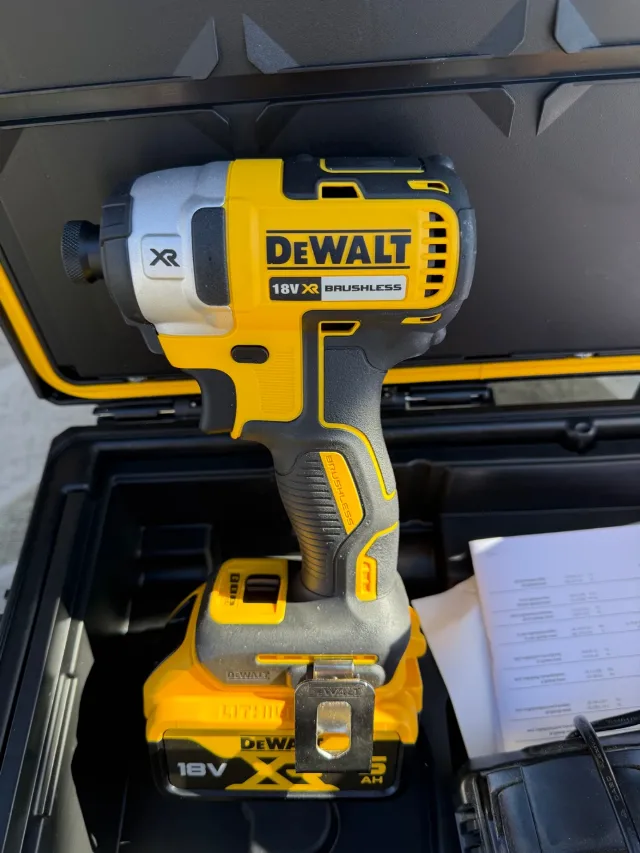 Bormaşină cu impact DEWALT XR – fotografia 3 din 4