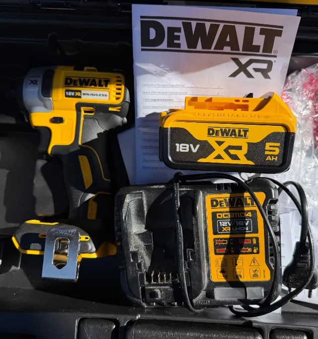 Bormaşină cu impact DEWALT XR – fotografia 2 din 4
