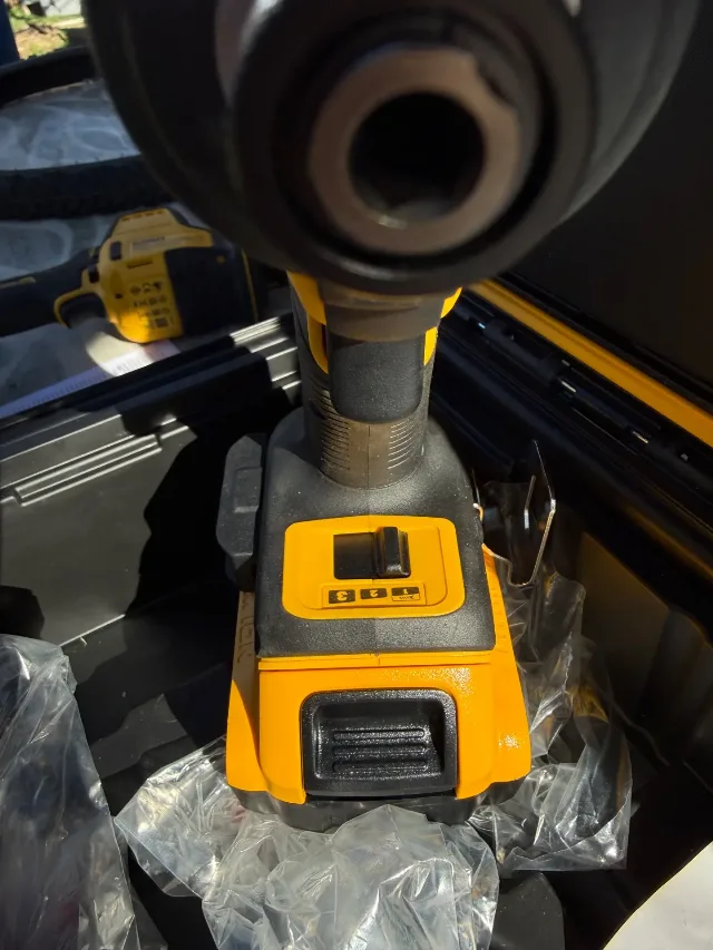 Bormaşină cu impact DEWALT XR – fotografia 4 din 4