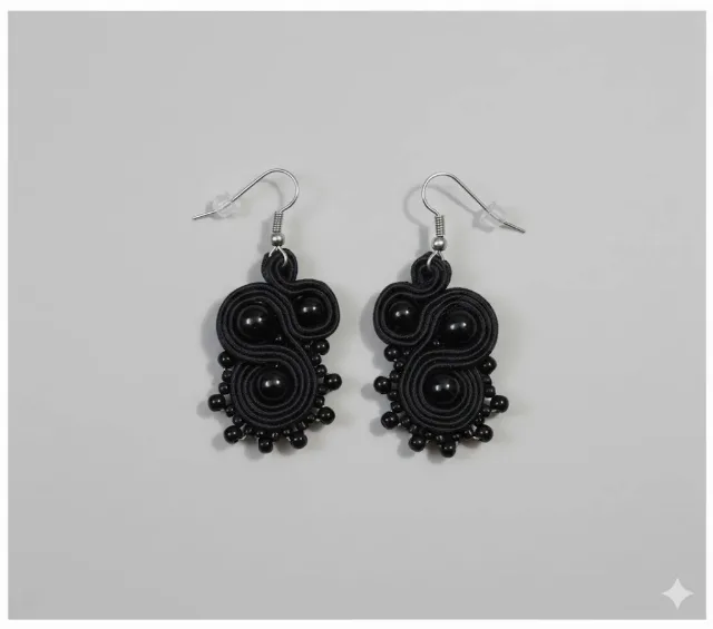 Set Rochie Elegantă Albă cu Dantelă Neagră și Cercei Soutache Asortați – fotografia 2 din 5