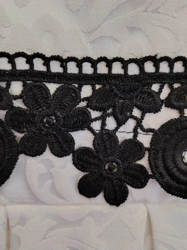 Set Rochie Elegantă Albă cu Dantelă Neagră și Cercei Soutache Asortați – fotografia 5 din 5