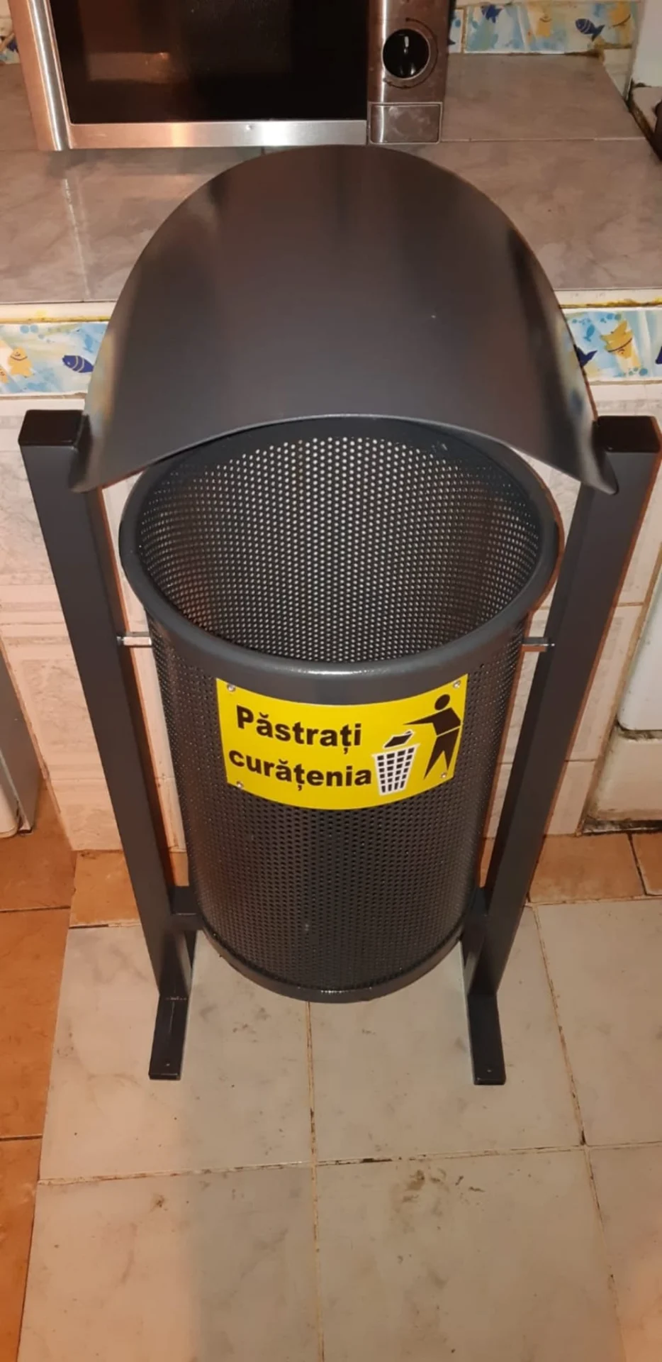 Cos gunoi din tabla perforata cu capac – fotografia 1 din 1