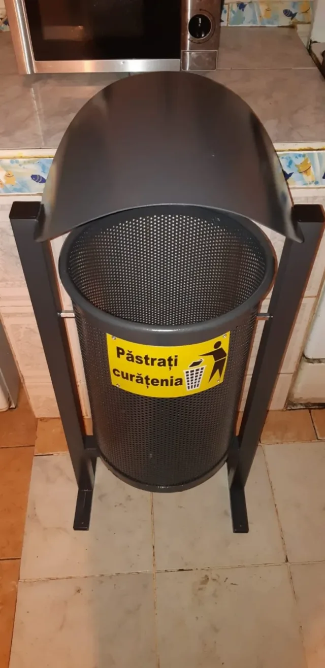 Cos gunoi din tabla perforata cu capac – Potcoava, Olt