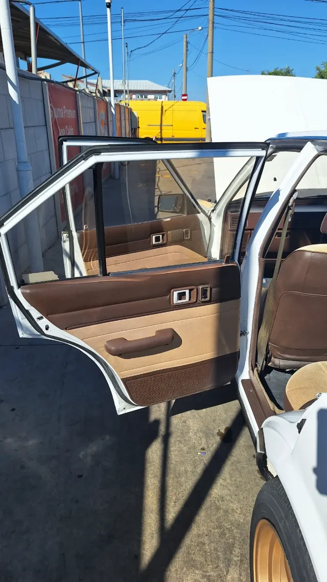 Toyota Carina – fotografia 4 din 8