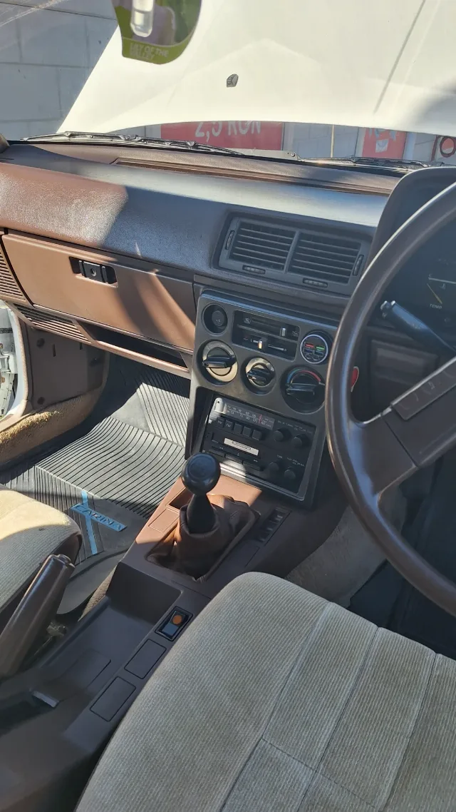 Toyota Carina – fotografia 7 din 8