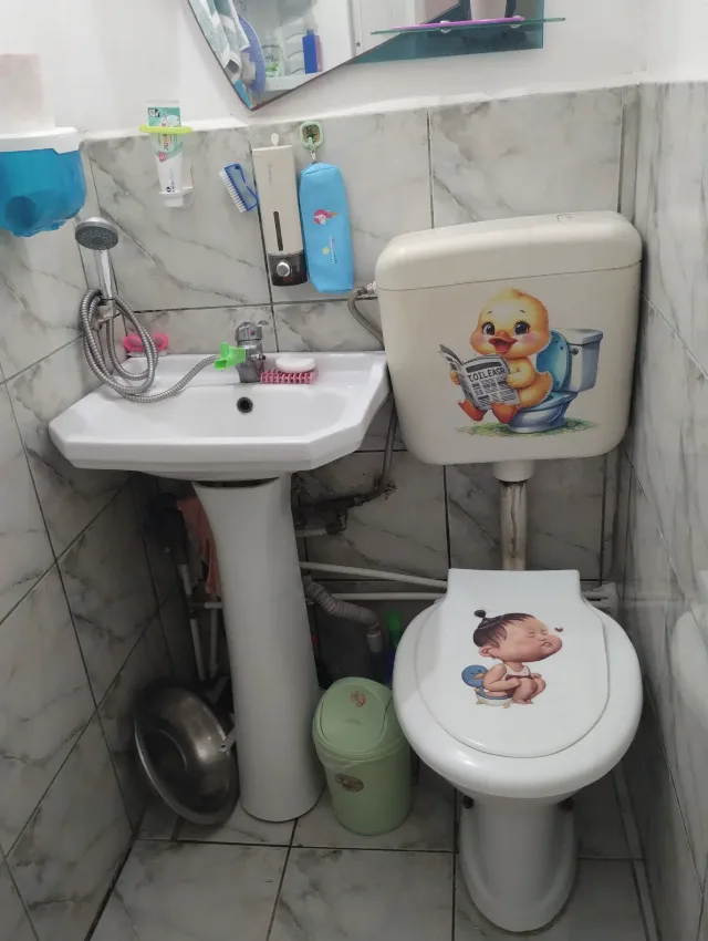 @Vand 70mp ,apartament cu 4 camere decomandat parter balcon 10mp/2mp autorizat,gaze naturale,centrala proprie, scurgere canalizare separata, – fotografia 4 din 5