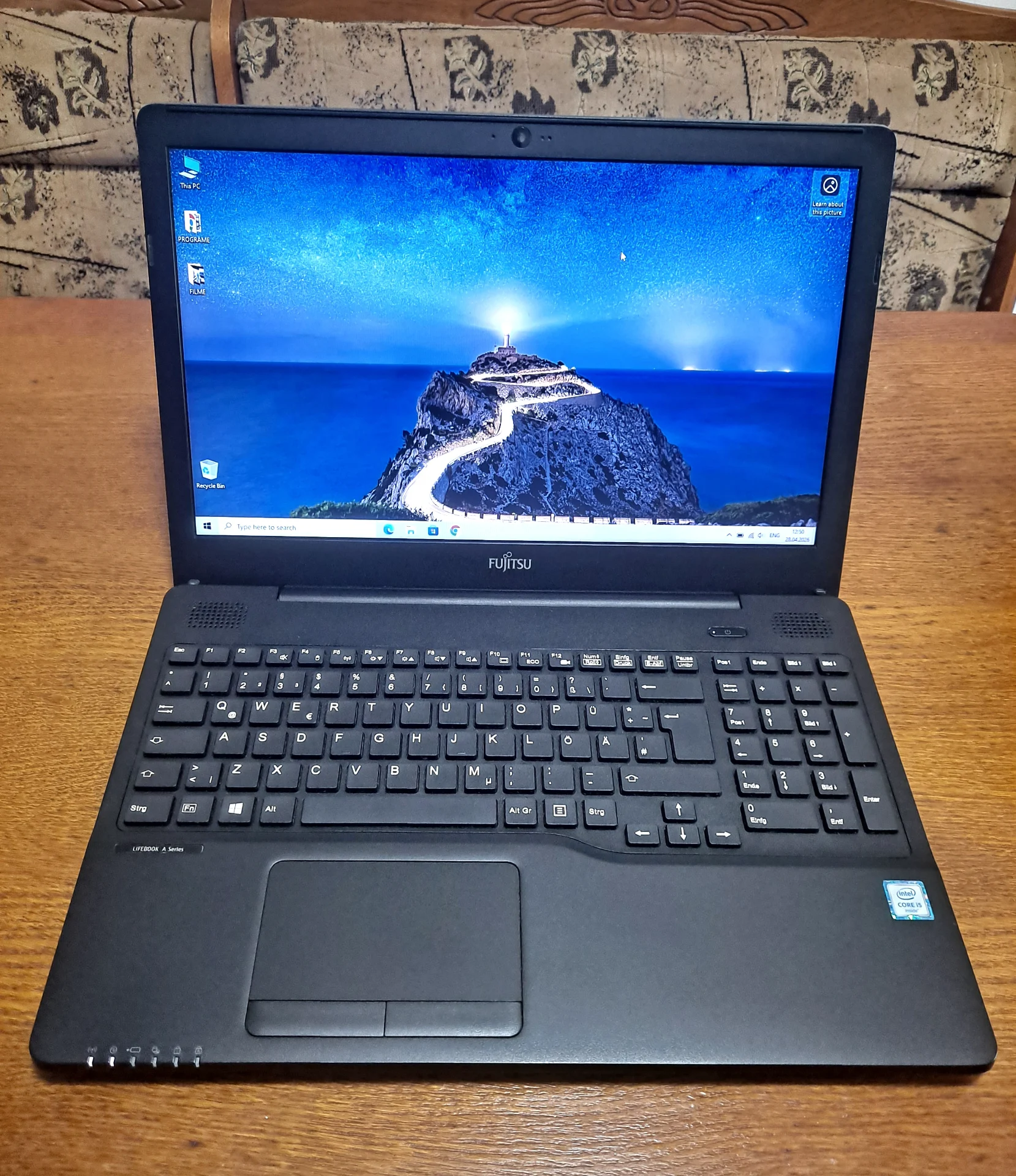 Vand laptop Fujitsu LifeBook A556 / Procesor i5-6200U / 8 GB RAM ( DDR4 ) / SSD 120 GB – fotografia 1 din 8