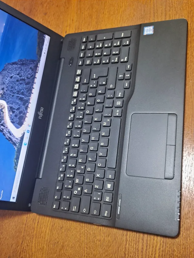 Vand laptop Fujitsu LifeBook A556 / Procesor i5-6200U / 8 GB RAM ( DDR4 ) / SSD 120 GB – fotografia 3 din 8