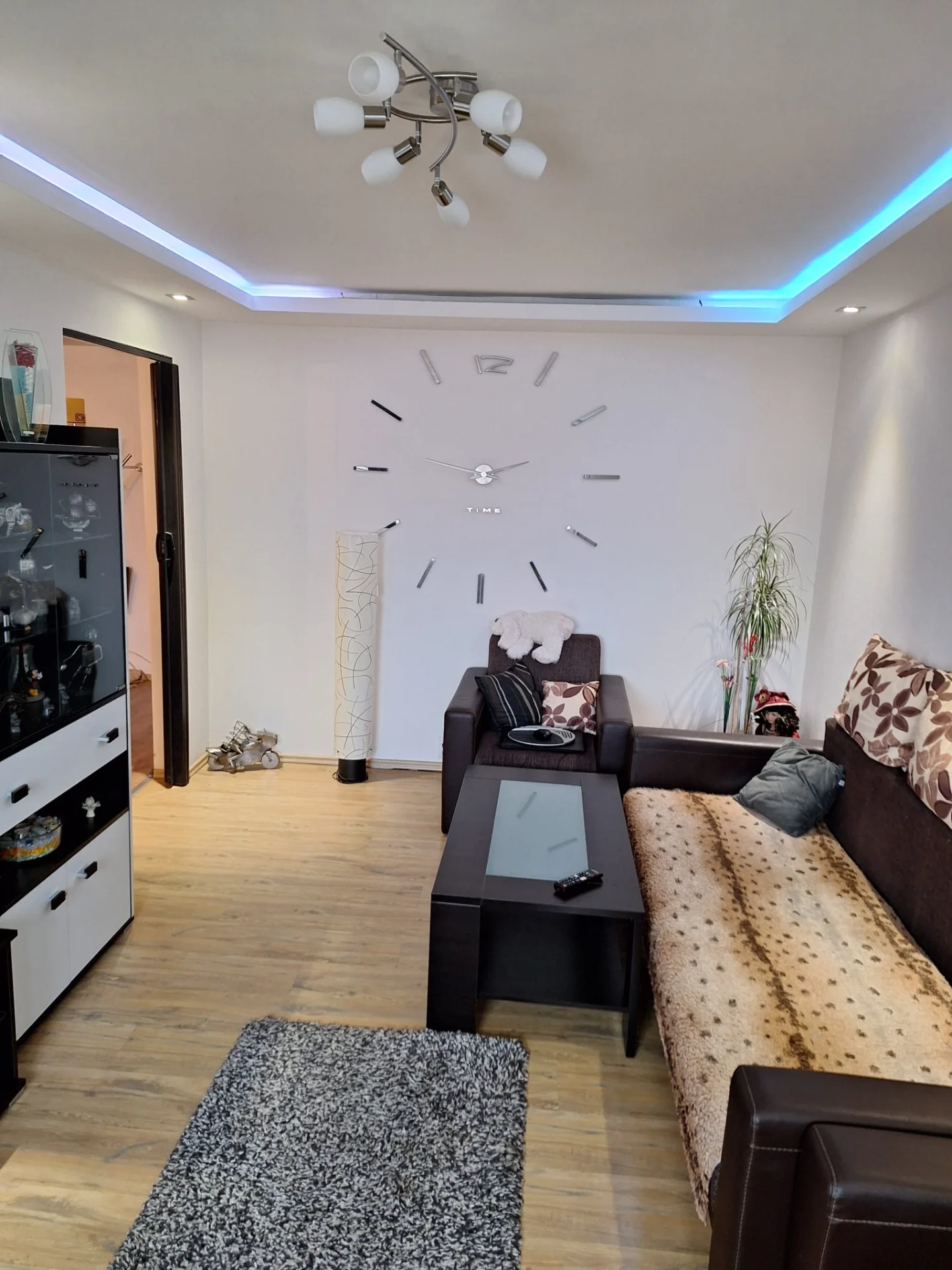 Apartament de vânzare în Cisnădie cu 3 camere și 2 balcoane, complet mobilat cu toate utilitățile și climatizare, 68mp. Preț 85.000 euro negociabil. – fotografia 1 din 8