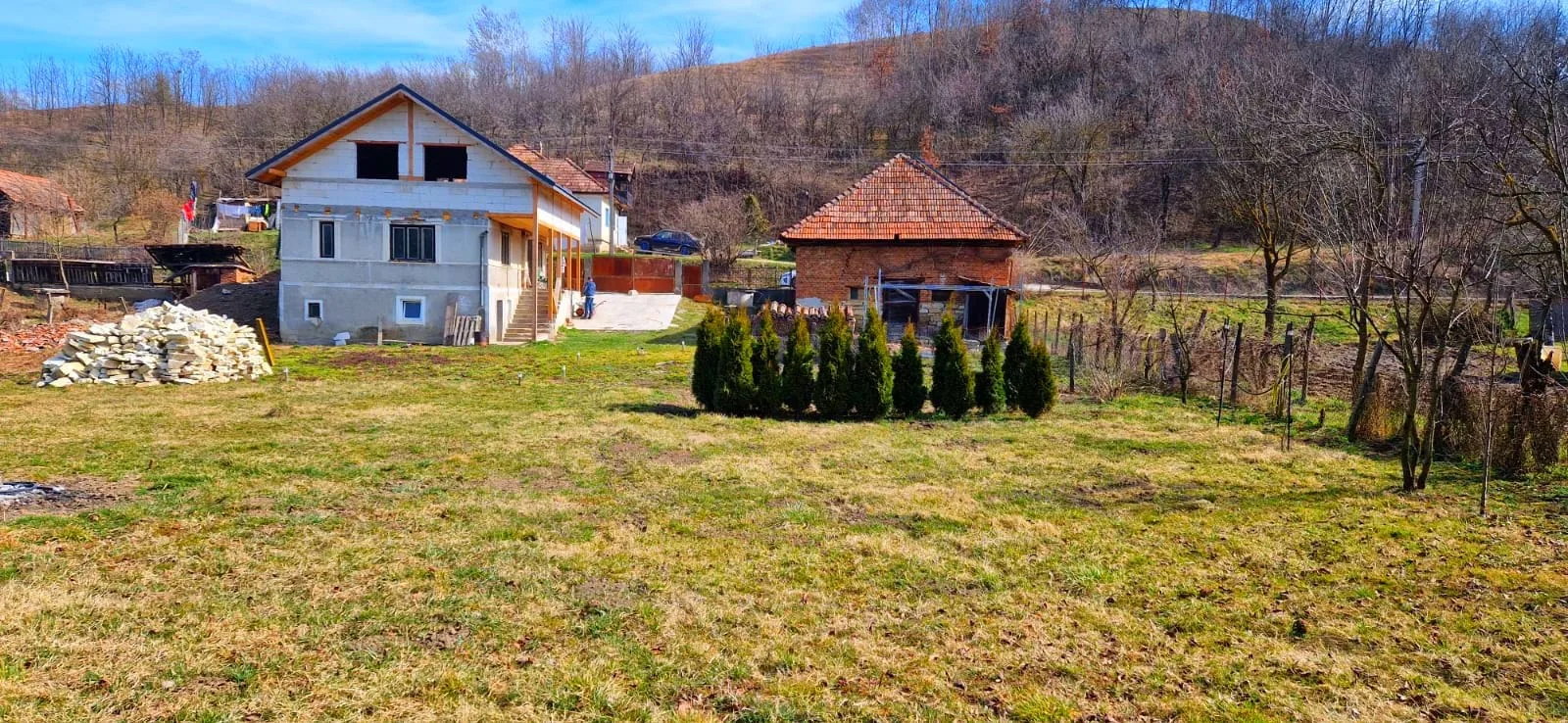 Casă de vănzare – fotografia 1 din 4