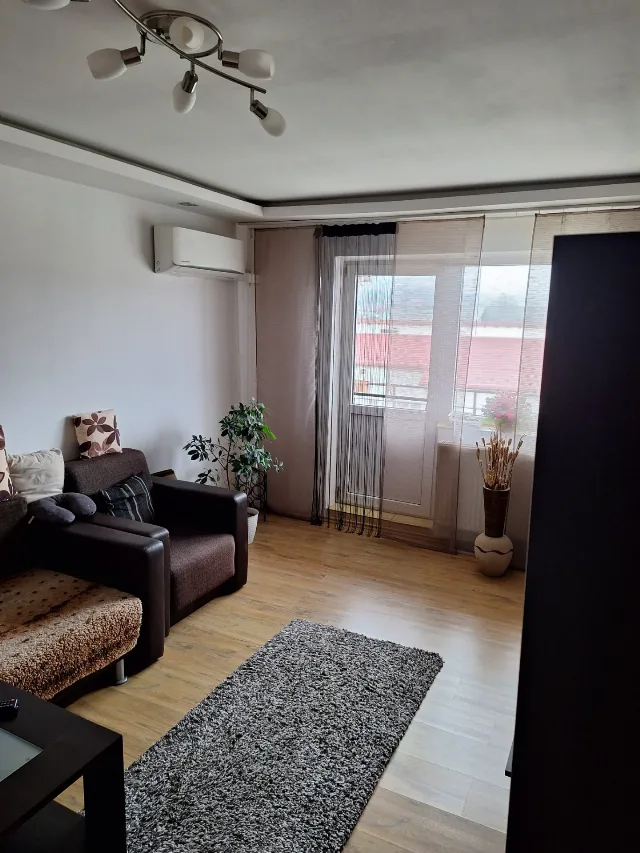 Apartament de vânzare în Cisnădie cu 3 camere și 2 balcoane, complet mobilat cu toate utilitățile și climatizare, 68mp. Preț 85.000 euro negociabil. – fotografia 2 din 8