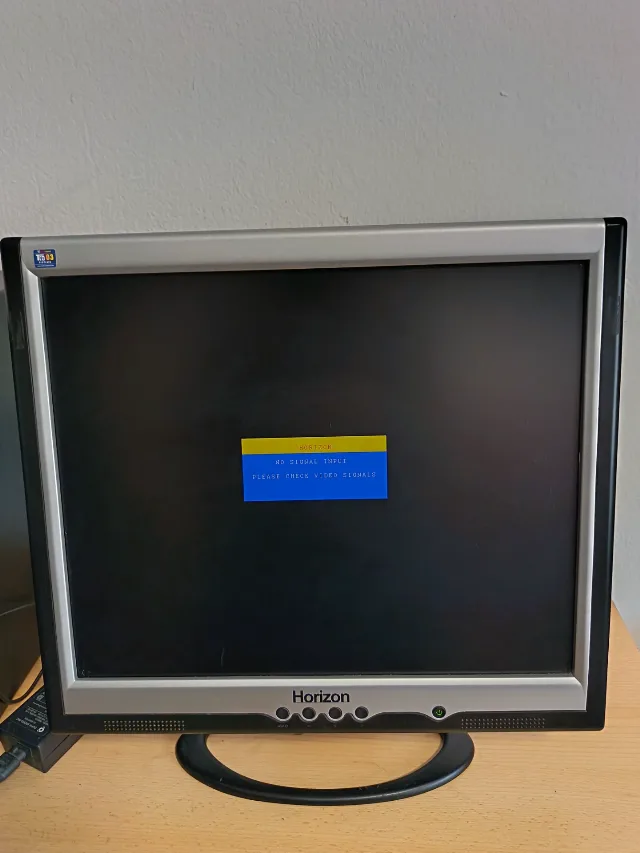Unitatea PC+ monitor LCD – fotografia 2 din 3
