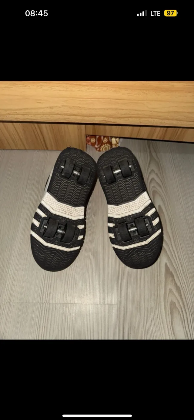 Adidasi băieței cu role – fotografia 4 din 4