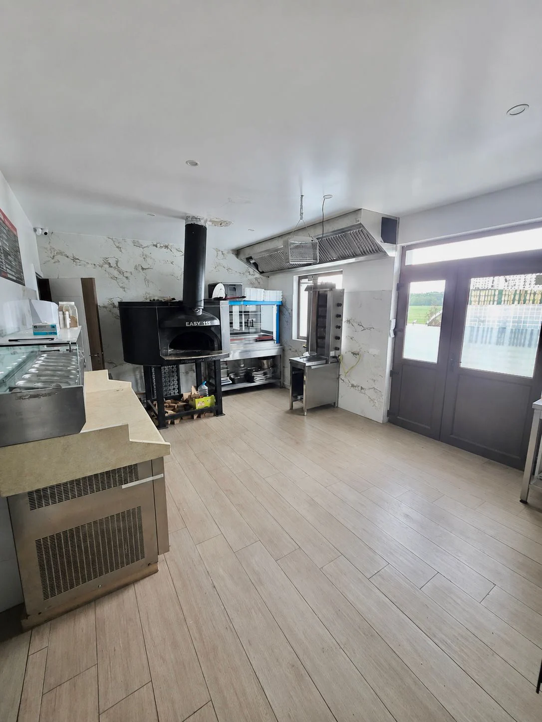 Spatiu comercial si teren – fotografia 2 din 7