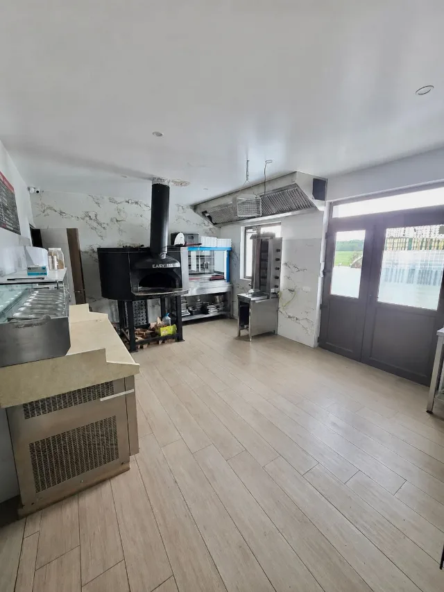 Spatiu comercial si teren – fotografia 2 din 7