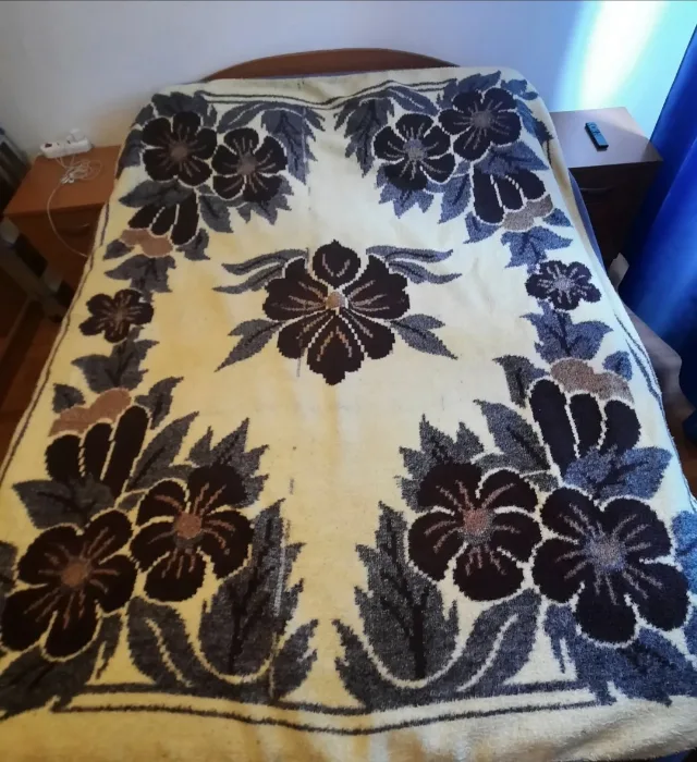 Pătură pat, folosită – fotografia 2 din 3