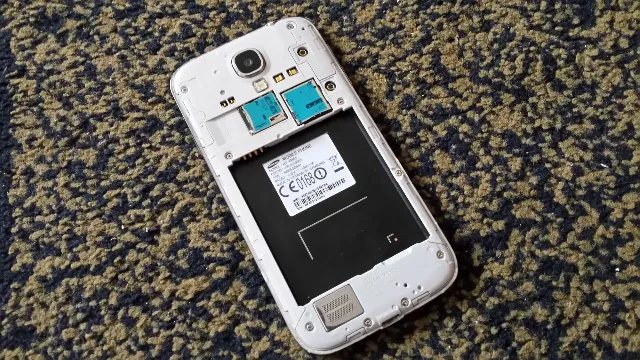 Samsung Galaxy S4 cu display-ul spart – fotografia 8 din 8