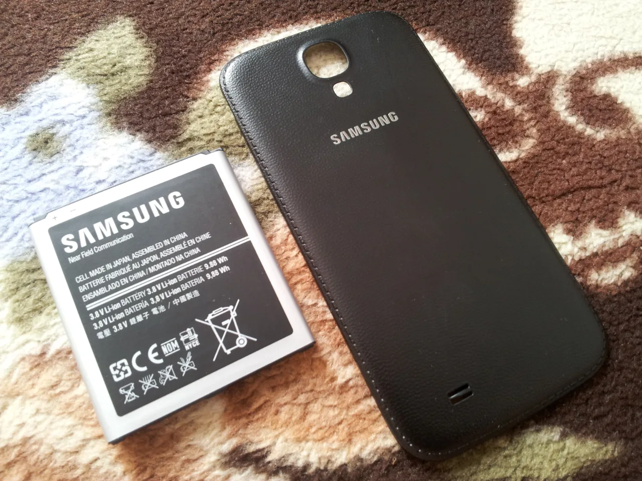 Samsung Galaxy S4, baterie si capac spate,modelul din imitatie piele – fotografia 1 din 2