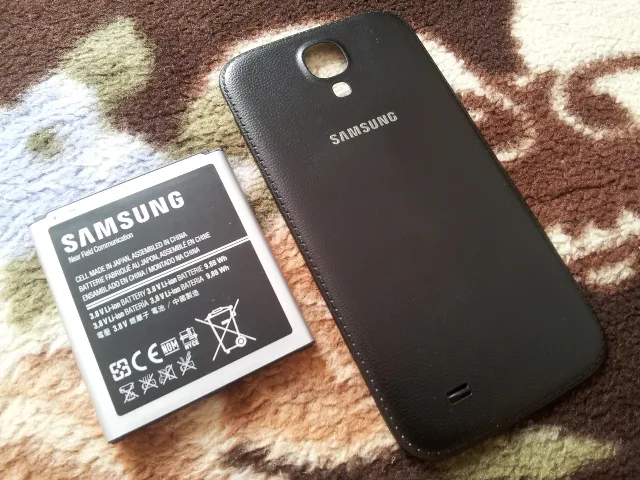 Samsung Galaxy S4, baterie si capac spate,modelul din imitatie piele – fotografia 1 din 2
