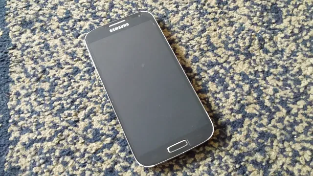 Samsung Galaxy S4 cu display-ul spart – fotografia 7 din 8