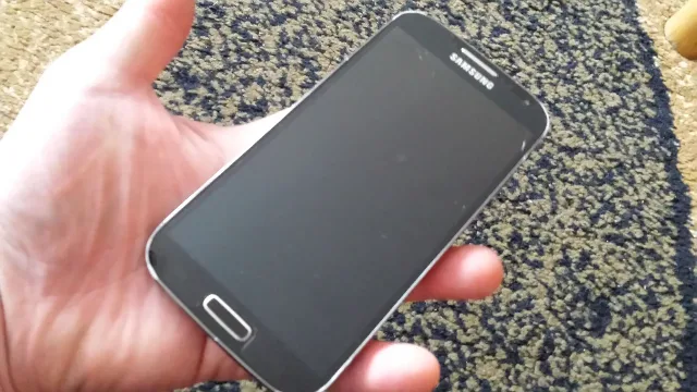 Samsung Galaxy S4 cu display-ul spart – fotografia 1 din 8