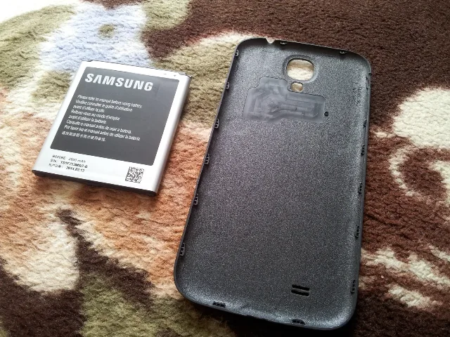 Samsung Galaxy S4, baterie si capac spate,modelul din imitatie piele – fotografia 2 din 2