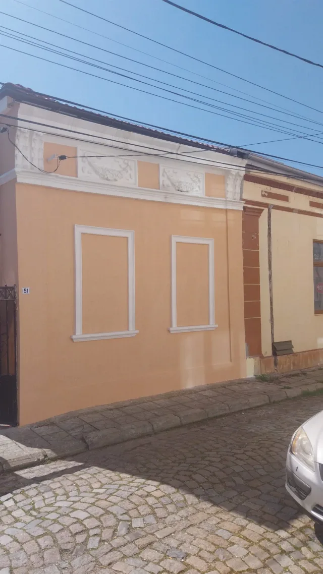 Casa din cărămidă – fotografia 2 din 8