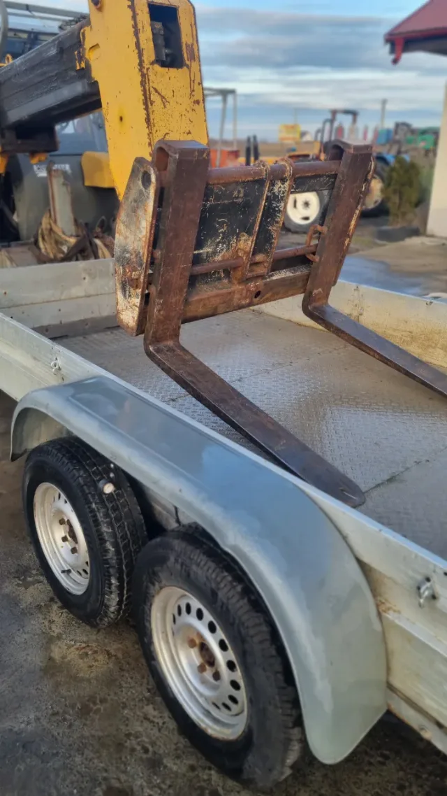 Remorca pentru carat utilaje se lasa jos – fotografia 3 din 5