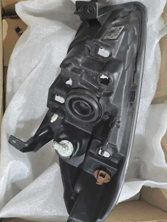 Far dreapta Dacia Lodgy Dokker H4 Halogen Valeo – fotografia 2 din 3