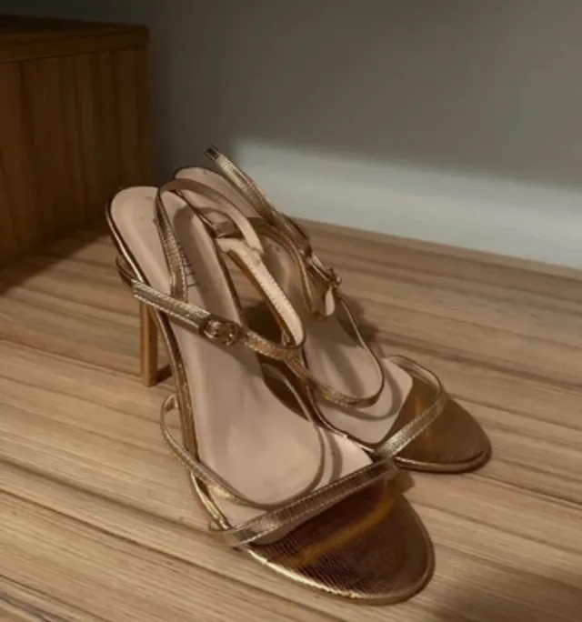 Sandale aurii elegante nepurtate – fotografia 4 din 4