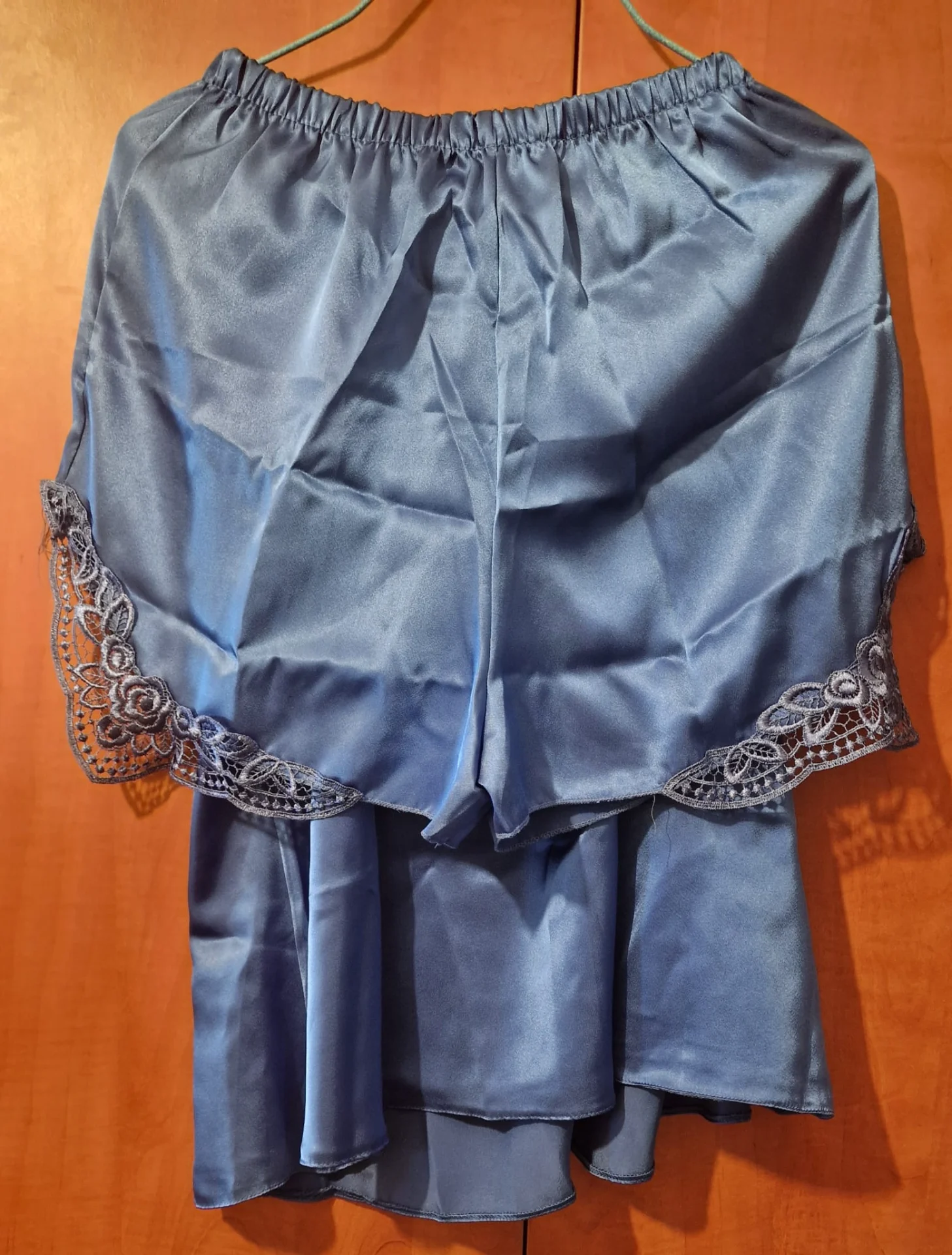 NEW - Pijama dama din satin albastru cu detalii de dantelă – fotografia 1 din 4