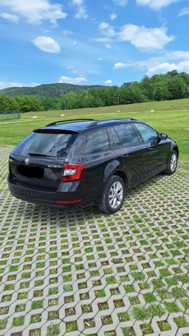 Autoturism Skoda Octavia – fotografia 4 din 8