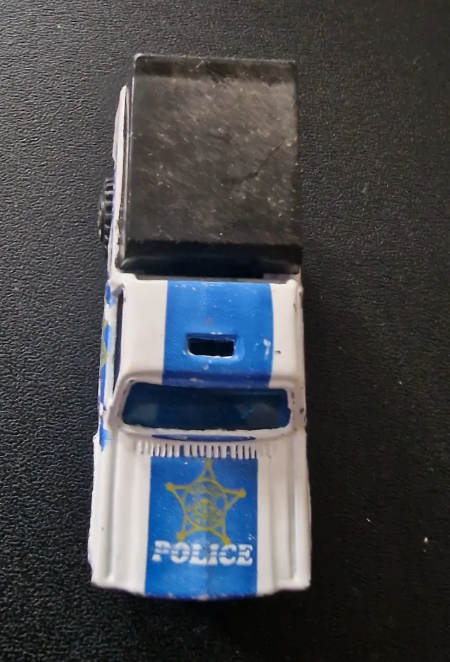 Mașinuță de jucărie vintage, de tip pickup truck al poliției, anii '80 – fotografia 4 din 4
