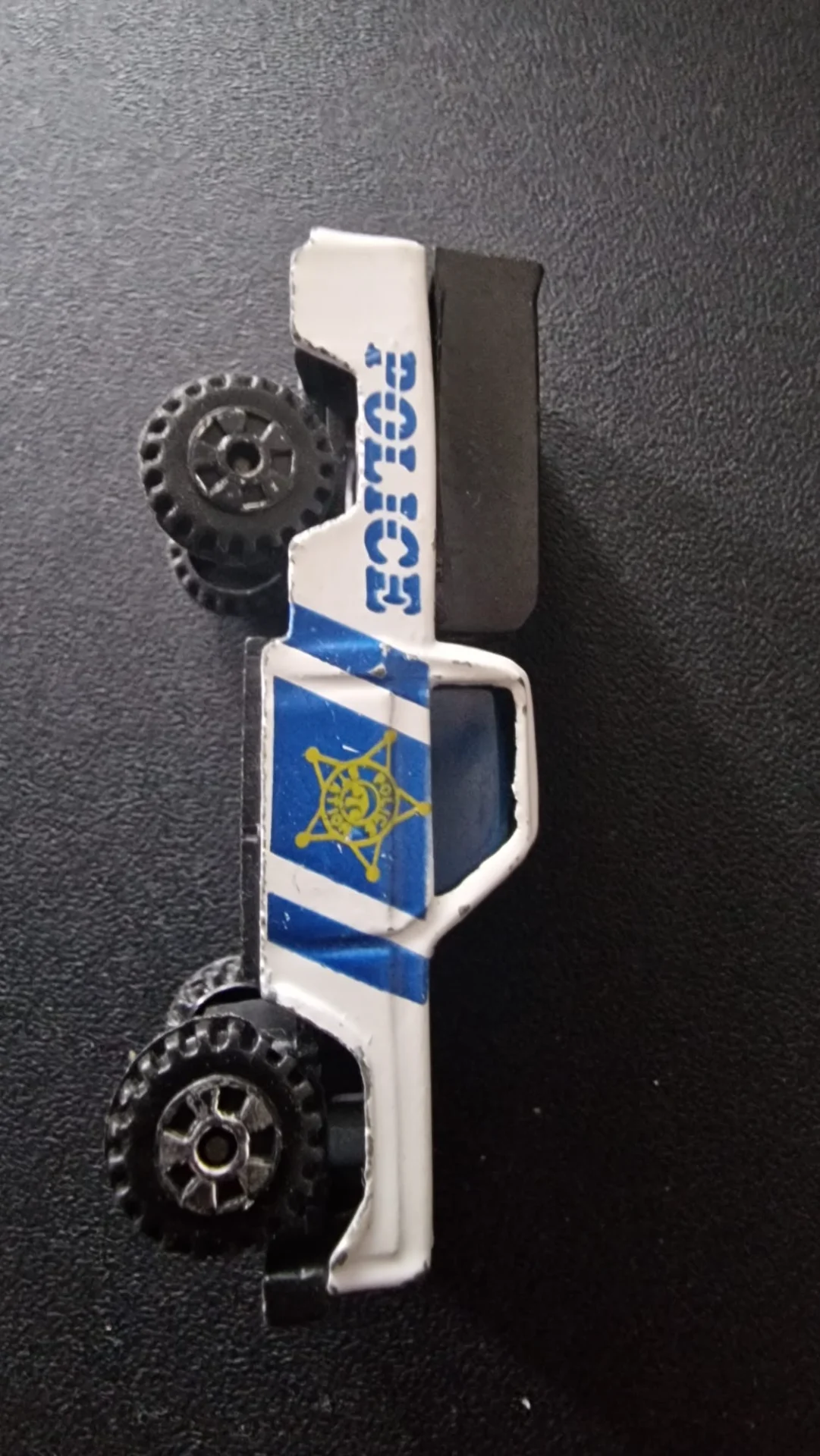 Mașinuță de jucărie vintage, de tip pickup truck al poliției, anii '80 – fotografia 1 din 4