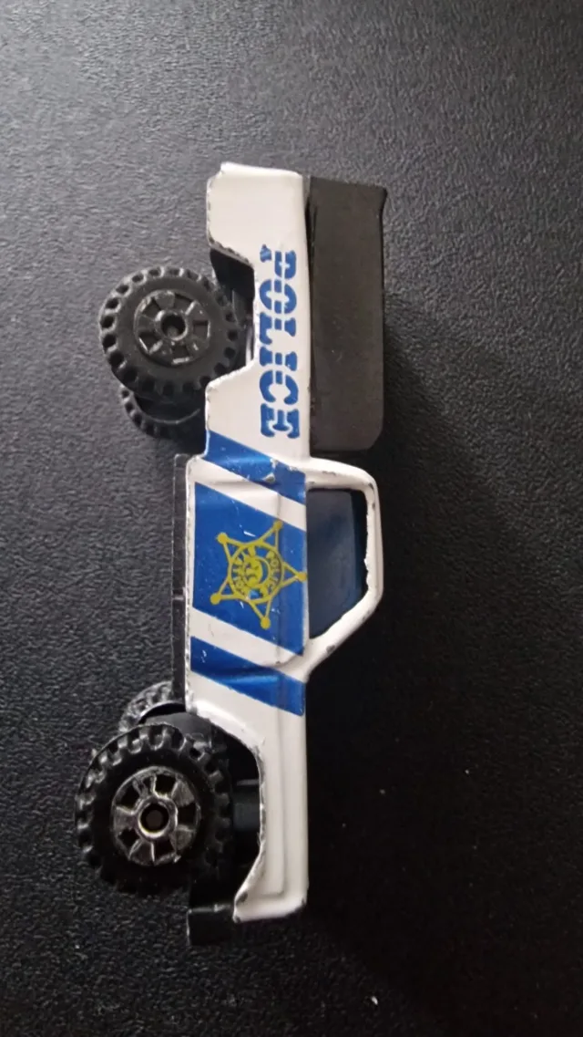 Mașinuță de jucărie vintage, de tip pickup truck al poliției, anii '80 – Sector 6, București