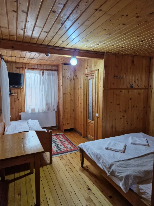 Inchiriez cabana la poalele muntilor fagaras sanbata de sus – fotografia 5 din 8