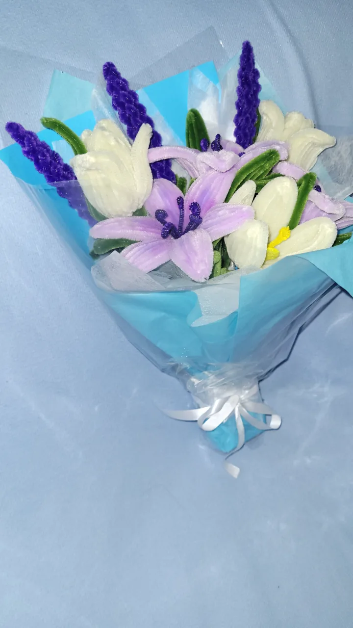 Buchet cu crini  handmade – fotografia 1 din 3