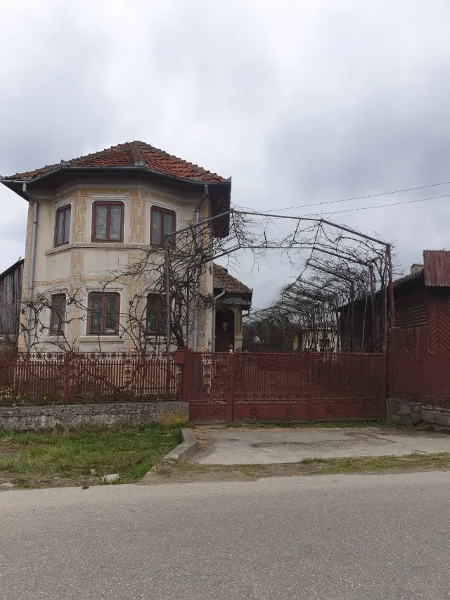 Vand teren cu casa batraneasca Berevoesti Arges – fotografia 1 din 8