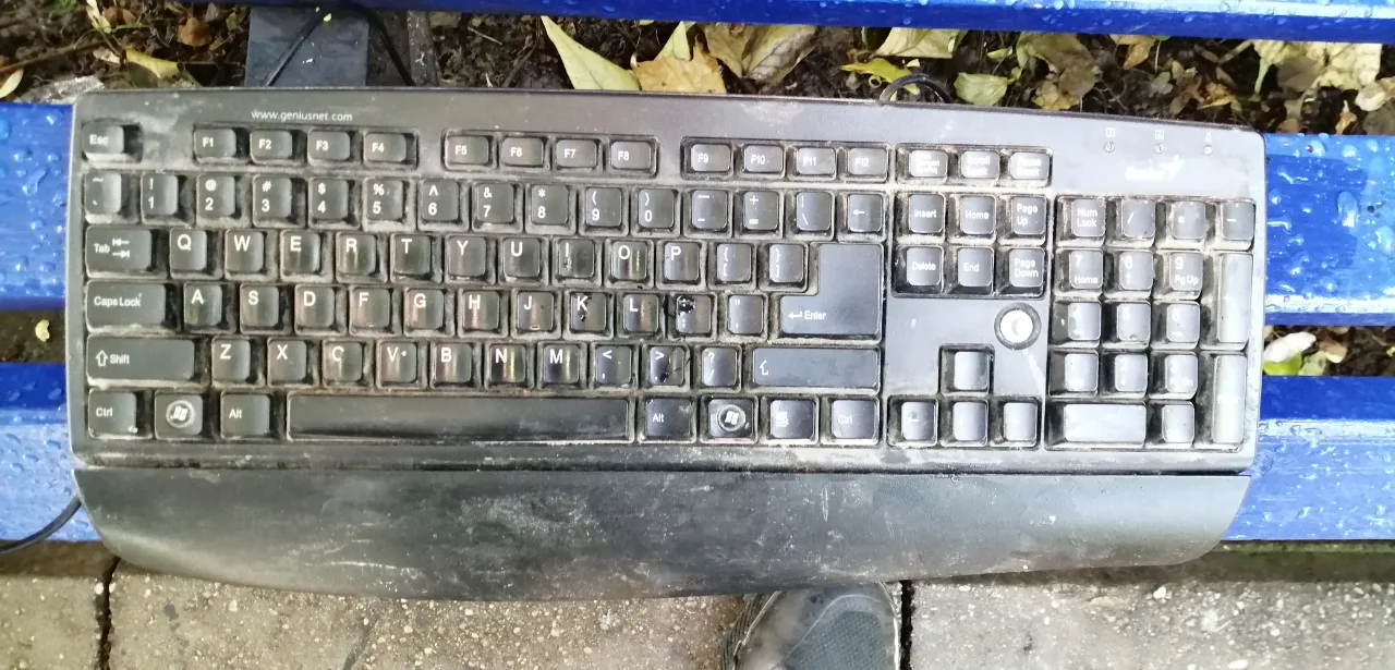 tastatura  de culoare neagra – fotografia 1 din 1