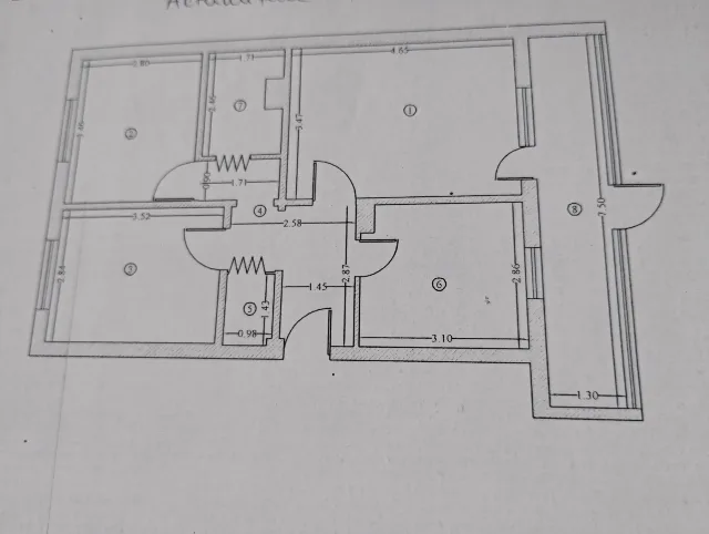 Vand apartament cu 4 camere decomandat parter balcon construit 10m/2m autorizat gaze naturale centrala proprie baie+ wc de servici scurg de apa separa – fotografia 2 din 5