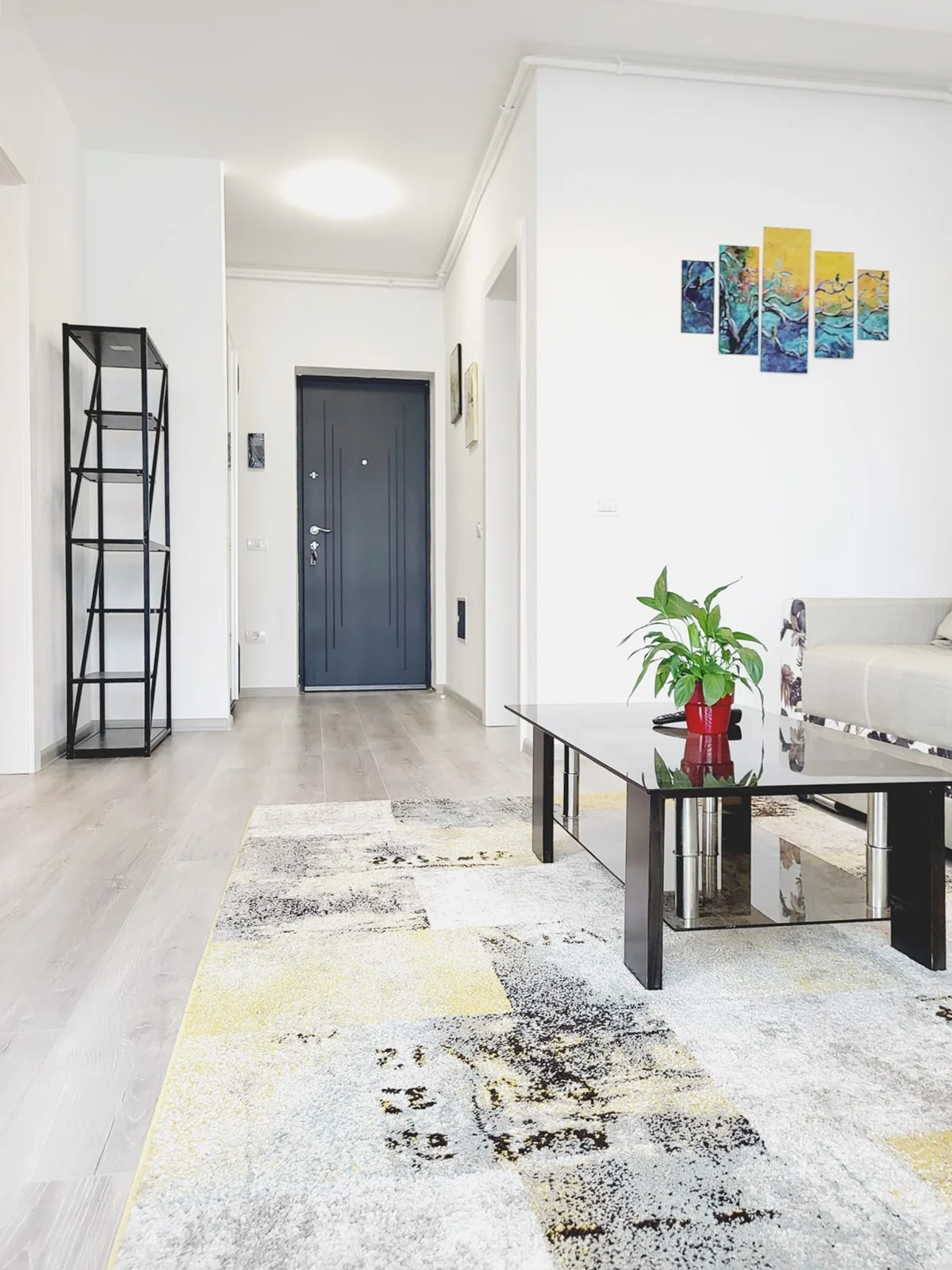 Zona Coresi, locuință la prima închiriere. – fotografia 1 din 8