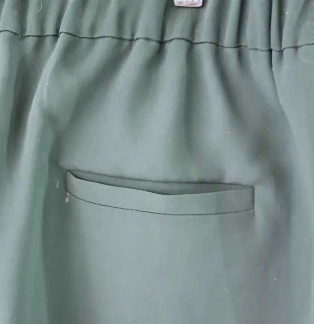 Pantalonii COS verzi matasosi de vara – fotografia 5 din 8