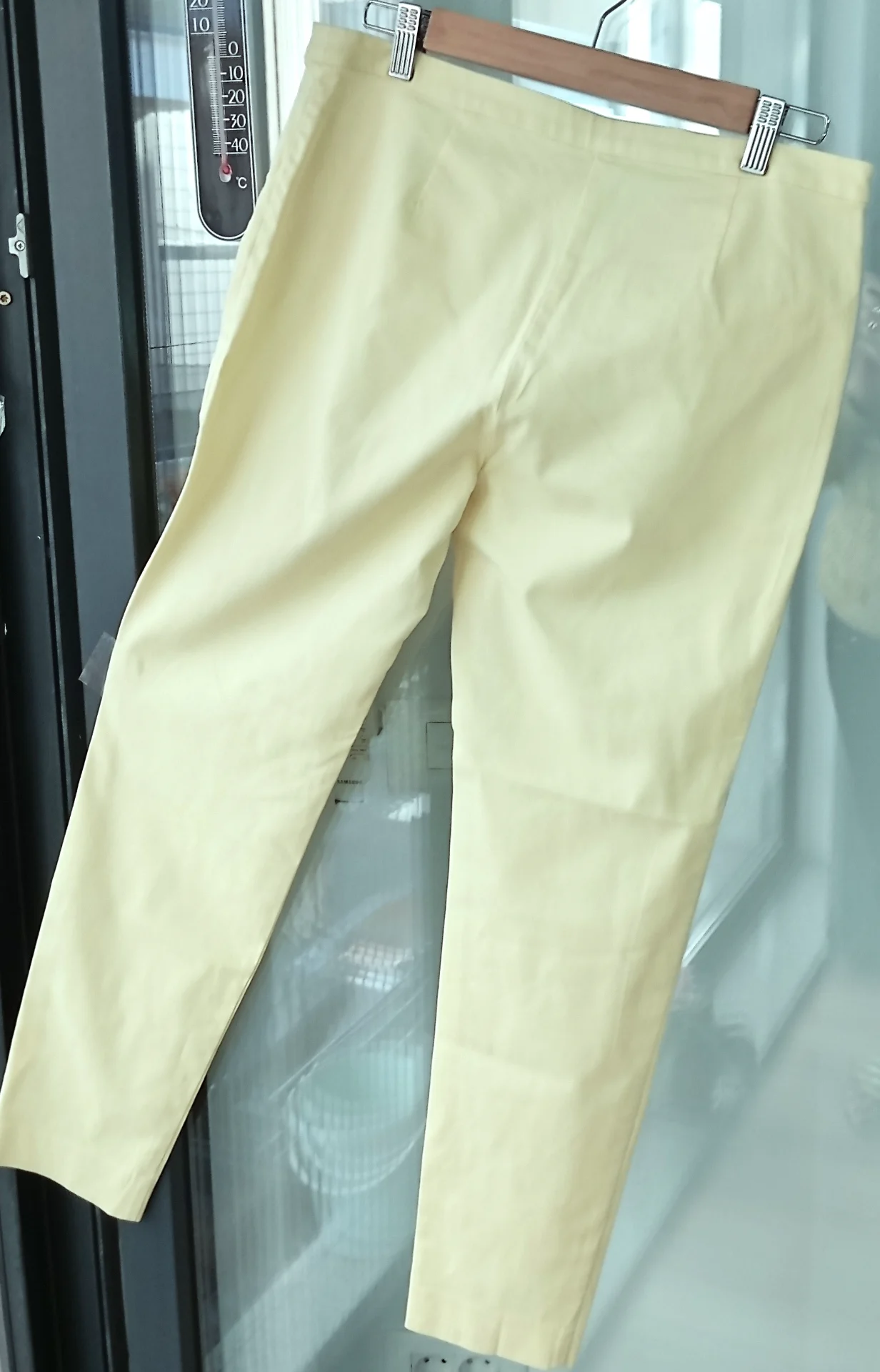 Pantalonii Stefanel lungi, galbeni (de culoarea galbenusului de ou): noi, fara eticheta – fotografia 1 din 8