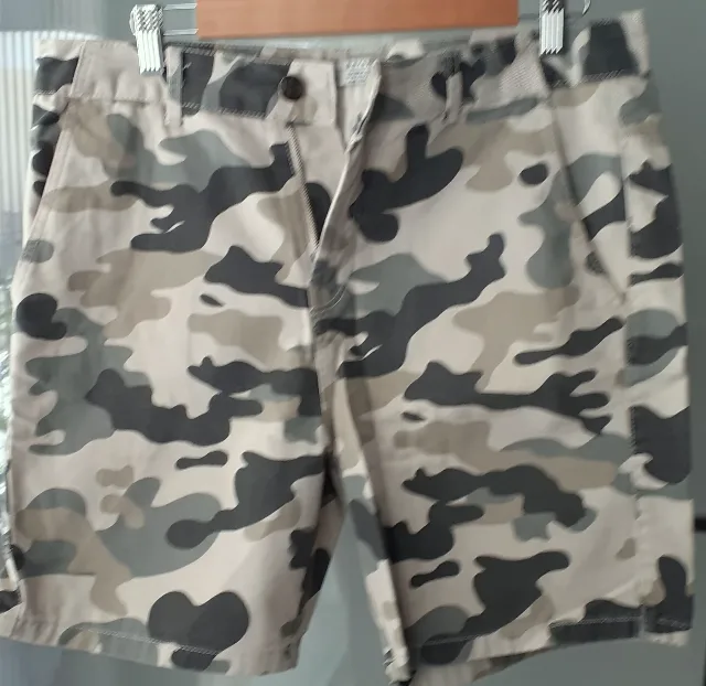 Pantalonii scurti de camunflaj Bershka (1): frumosi, noi fara eticheta – Sector 5, București