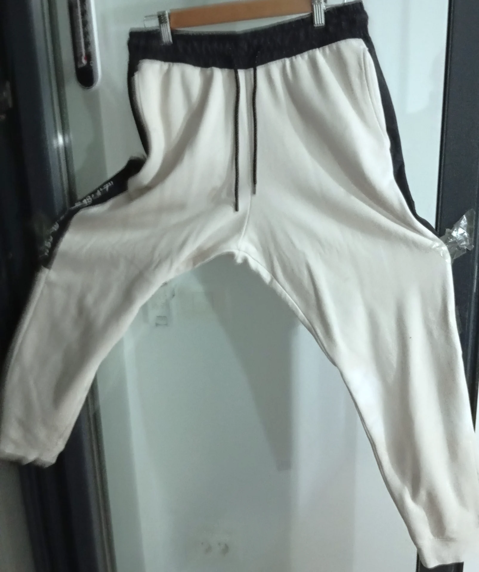 Pantalonii H&M sport, grosi, alb & negru – Sector 5, București