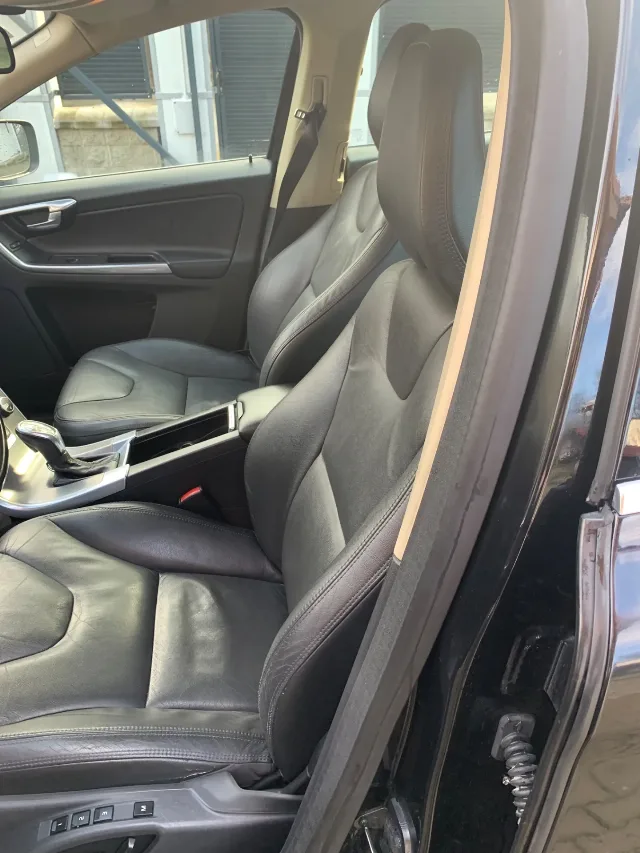 Vând Volvo XC 60 negru , piele, automată, 4x4 – fotografia 4 din 8