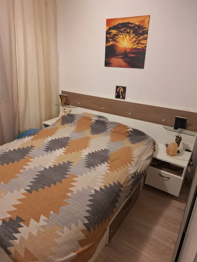 Apartament de vânzare în Cisnădie cu 3 camere și 2 balcoane, complet mobilat cu toate utilitățile și climatizare – fotografia 7 din 8
